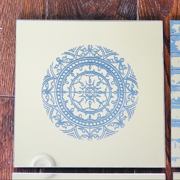 Set Of 4 Umbra Decorative Mirrors - Picture 3 of 8